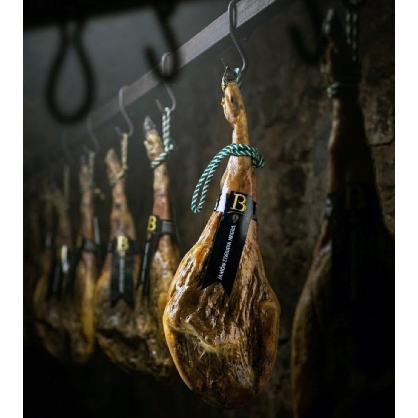 Jamones de Etiqueta Negra curando colgados en la bodega